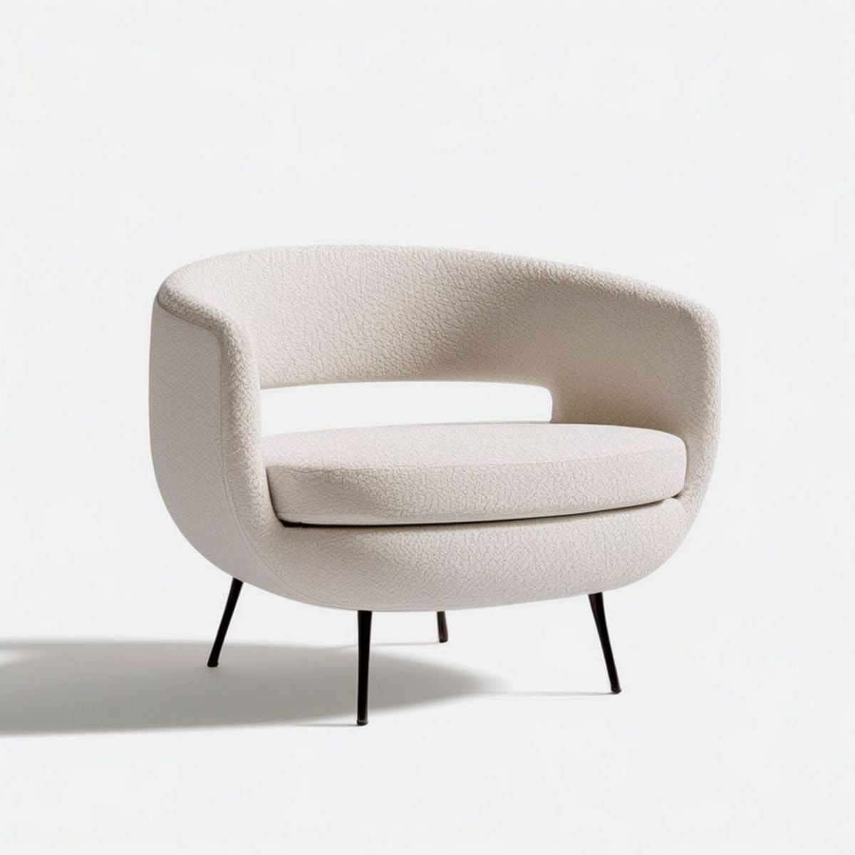 Kremowy fotel kubełkowy bouclé ze stalowymi nogami 78 x 75 x 72 cm